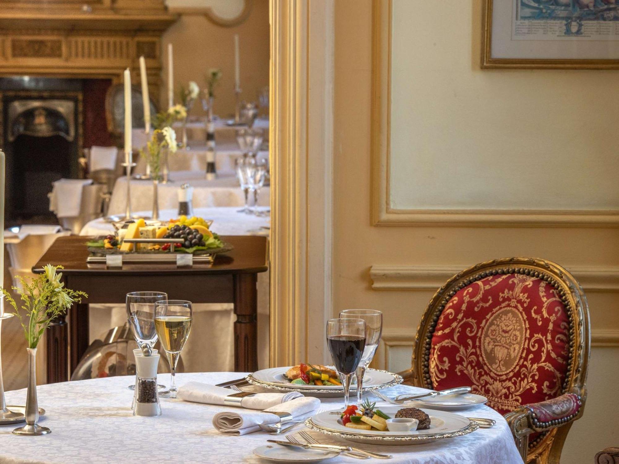 พาวิเลียน วินเทอร์ ลักซอร์ Hotel ภายนอก รูปภาพ A table set for dinner