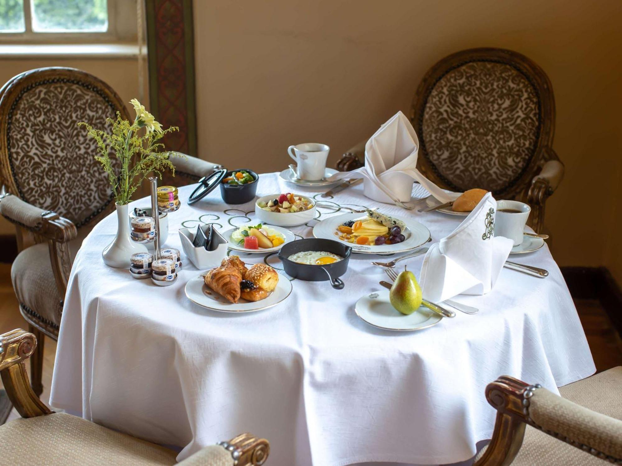 พาวิเลียน วินเทอร์ ลักซอร์ Hotel ภายนอก รูปภาพ A table set for breakfast