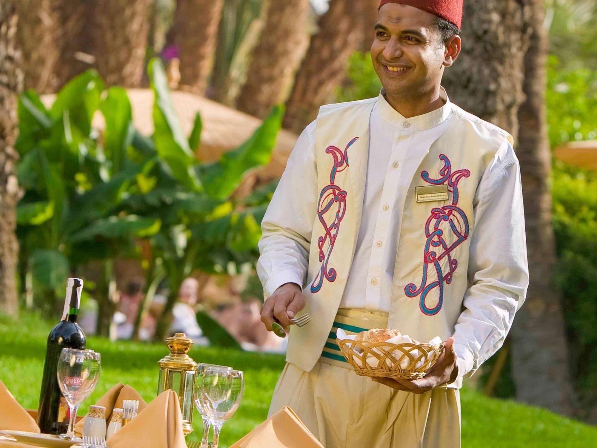 พาวิเลียน วินเทอร์ ลักซอร์ Hotel ภายนอก รูปภาพ A waiter at the hotel
